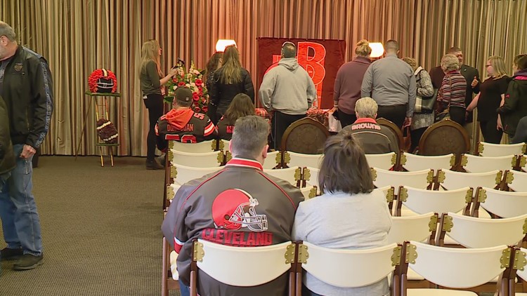 Browns fans say final goodbye to beloved former mascot Swagger